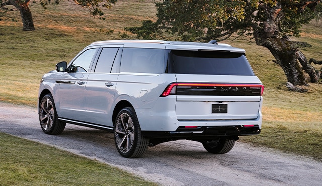 Find the 2025 Lincoln Navigator SUV with adaptive suspension in Puerto Rico